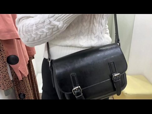 ❤️ Offentlig onani av ungtispe FeralBerry med en dildo i prøverommet ❤ Pornovideo ved no.ttsex.ru ❌️❤