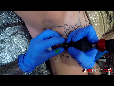 ❤️ Ekstremt tatovert hottie Sully Savage tok en tatovering på klitoris ❤ Pornovideo ved no.ttsex.ru ❌️❤